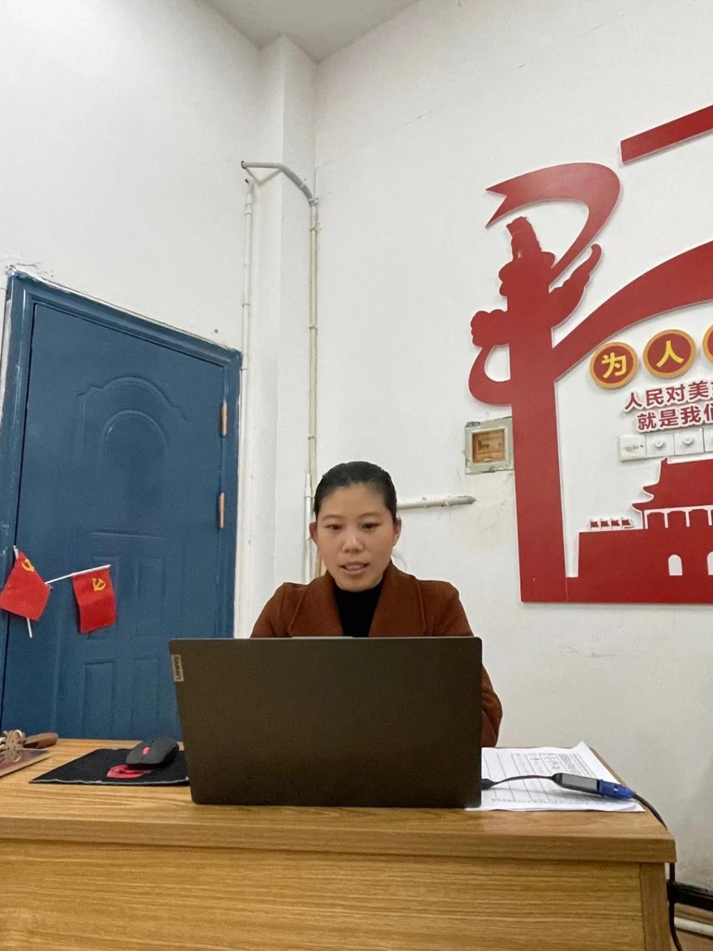 蔡燕萍老师给学员们讲解了《党支部七项组织生活制度》,其中包括会议